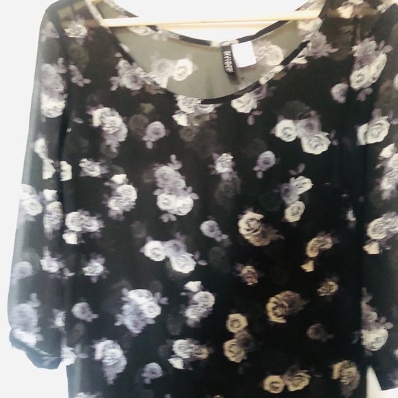 Black and gray floral top - Picture 3 of 3